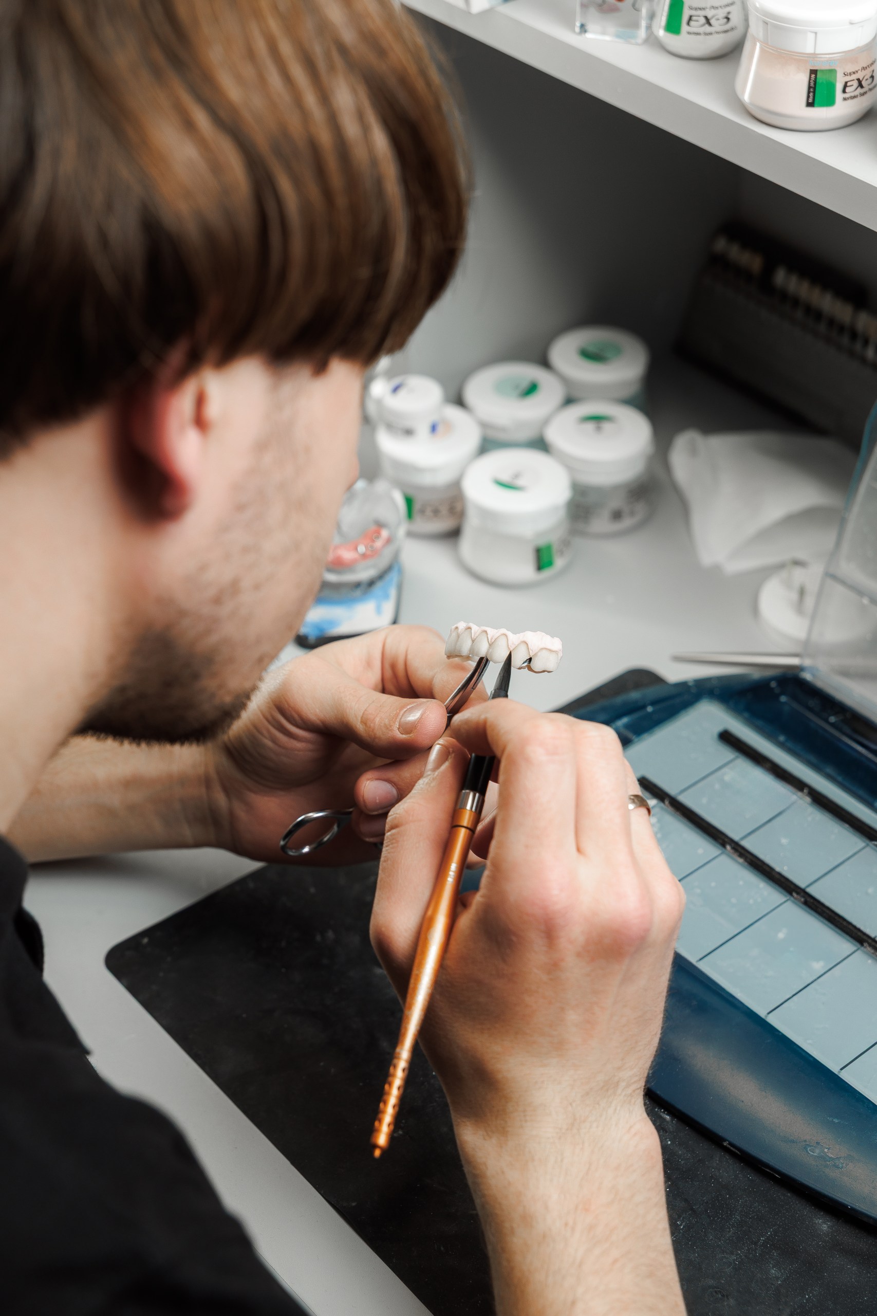 Tehnician dentar la lucru